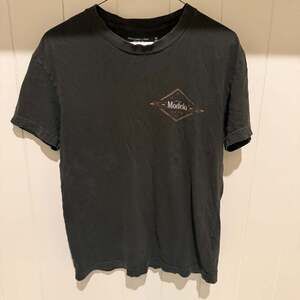 Abercrombie & Fitch Cerveza Modelo Grounded in Tradition Graphic T-Shirt
